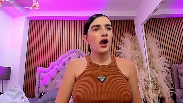 Snapshot of Violett_hott_ chatting on March 3, 2026, 12:23 pm Violett hott online show from March 3, 2026, 12:23 pm