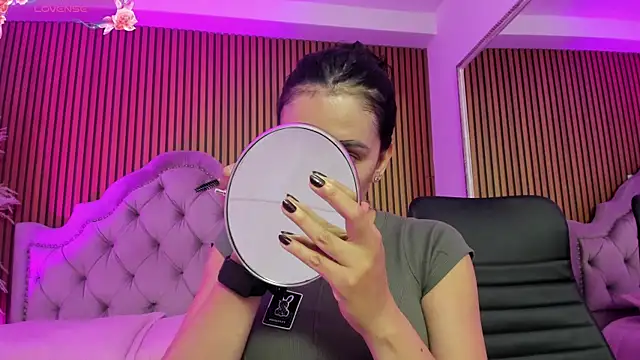 Violett hott  online show from March 31, 2026, 12:29 pm