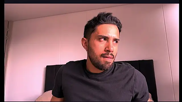 Snapshot of axell_torrez chatting on January 13, 2026, 8:24 pm axell torrez online show from January 13, 2026, 8:24 pm