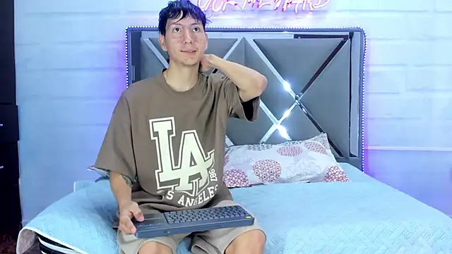 Snapshot of BunnyLove_ chatting on January 13, 2026, 12:04 am BunnyLove online show from January 13, 2026, 12:04 am