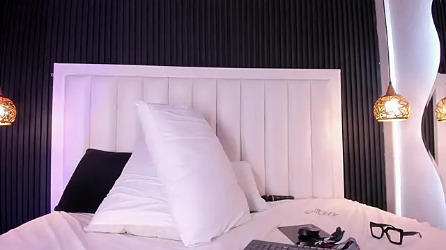 PandoraMiller online show from April 15, 2026, 7:58 pm