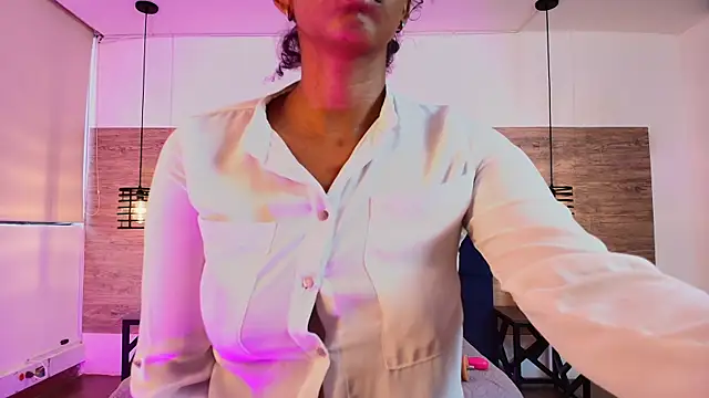 Ellie-Alves online show from June 18, 2026, 5:07 pm