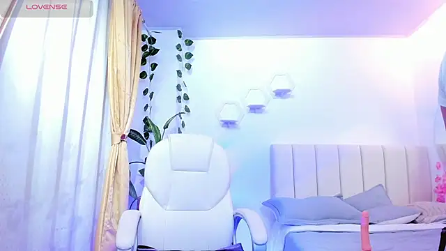 emily7  online show from April 13, 2026, 8:57 pm