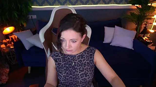 Dafni Monn online show from July 24, 2026, 5:47 am