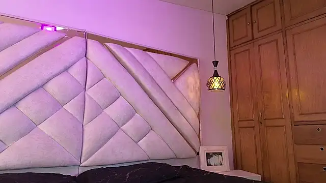 zoevg online show from March 25, 2026, 1:21 pm