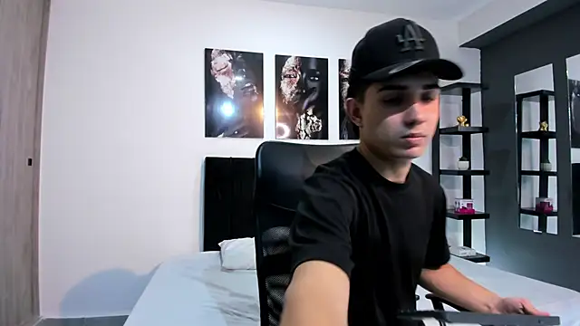 Snapshot of Alejo_Grey chatting on January 9, 2026, 12:45 pm Alejo Grey online show from January 9, 2026, 12:45 pm