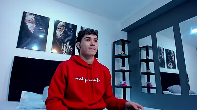 Snapshot of Alejo_Grey chatting on January 14, 2026, 12:31 pm Alejo Grey online show from January 14, 2026, 12:31 pm