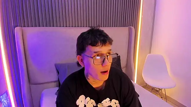 Snapshot of SamuParker chatting on January 13, 2026, 3:43 am SamuParker online show from January 13, 2026, 3:43 am