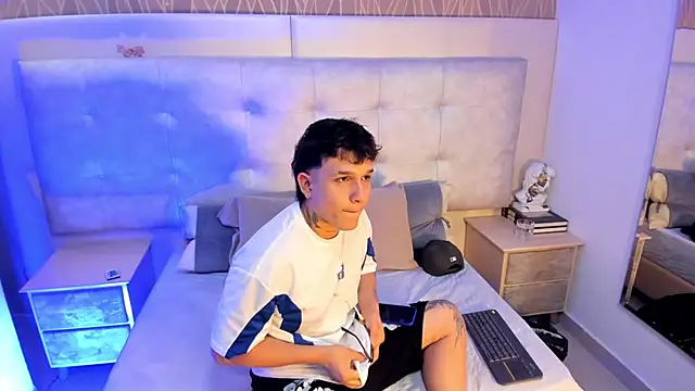 Snapshot of SamuParker chatting on January 15, 2026, 3:43 am SamuParker online show from January 15, 2026, 3:43 am