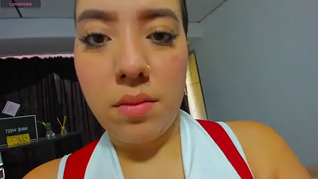 SophiiaRios  online show from May 12, 2026, 1:06 pm