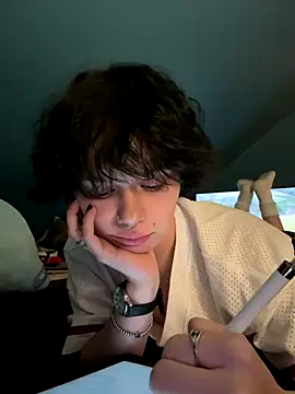 quwuinnie333 online show from January 8, 2026, 5:35 am