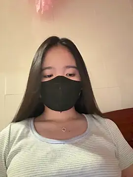 Gwen879 online show from April 8, 2026, 1:23 pm