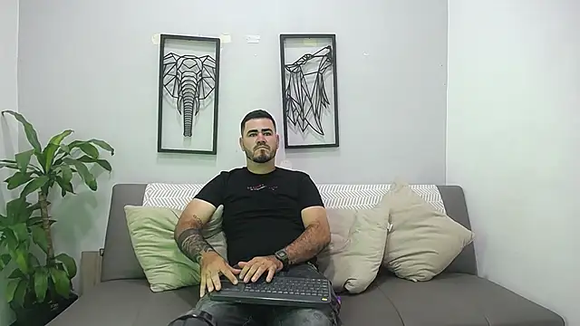 Snapshot of Aronhilton chatting on January 13, 2026, 7:40 pm Aronhilton online show from January 13, 2026, 7:40 pm