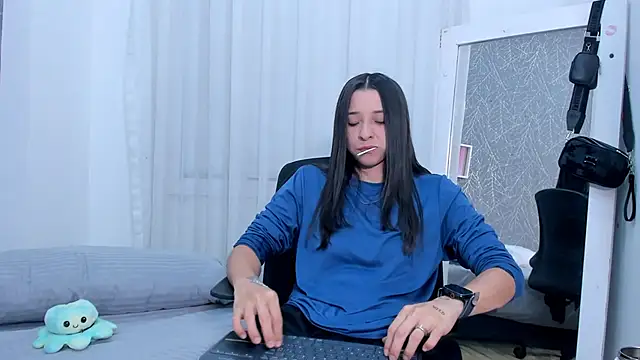 ViictoriiaSaenz online show from April 15, 2026, 12:38 am