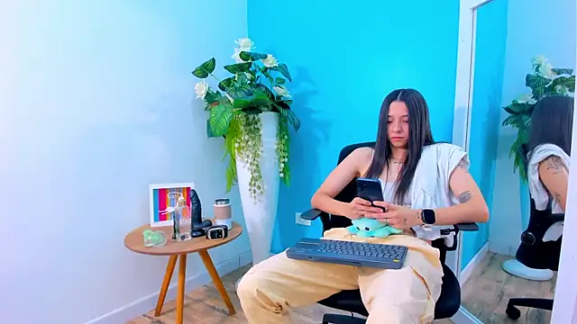 ViictoriiaSaenz online show from March 5, 2026, 4:09 am