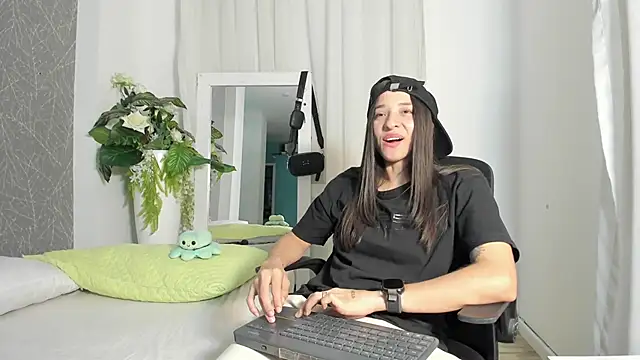 Snapshot of ViictoriiaSaenz chatting on April 27, 2026, 4:10 am ViictoriiaSaenz online show from April 27, 2026, 4:10 am