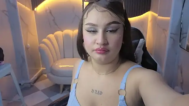 Clhoe b online show from January 14, 2026, 8:34 pm