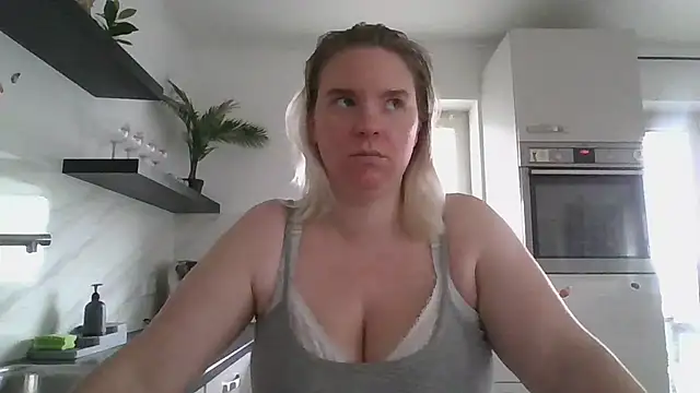 MinchenBienchen98 online show from March 14, 2026, 10:32 am