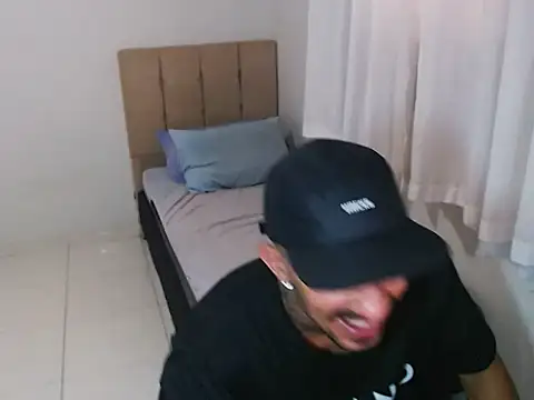 lipegonzalezz online show from February 12, 2026, 3:23 pm