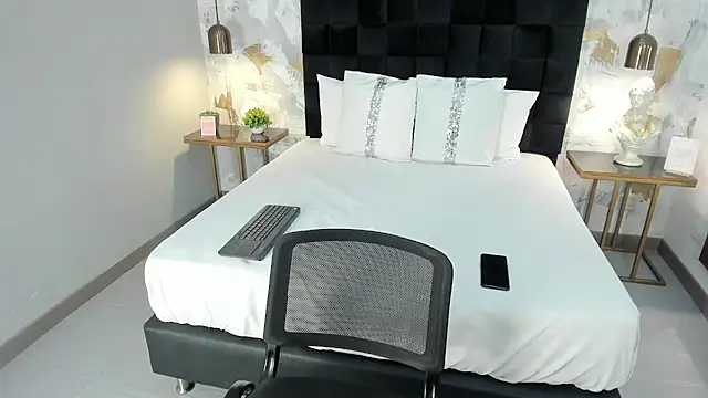 Snapshot of emily_clarkk_ chatting on February 25, 2026, 8:08 pm emily clarkk online show from February 25, 2026, 8:08 pm