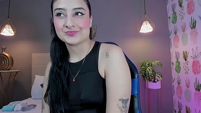 emma hiltonn  online show from May 27, 2026, 2:19 am