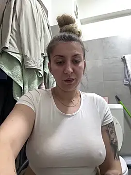 dalia0710 online show from April 16, 2026, 9:39 pm