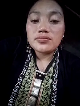 LingLing002 online show from February 17, 2026, 3:37 am