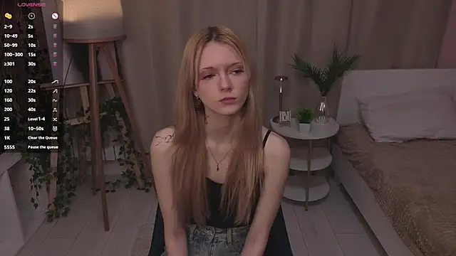 Snapshot of JuanaSumma chatting on April 15, 2026, 6:19 am JuanaSumma online show from April 15, 2026, 6:19 am