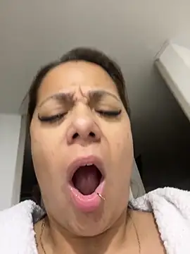 Snapshot of Pretty__Milf chatting on March 9, 2026, 9:35 am Pretty Milf online show from March 9, 2026, 9:35 am