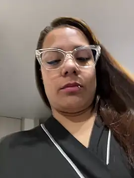 Pretty  Milf online show from May 17, 2026, 11:27 pm