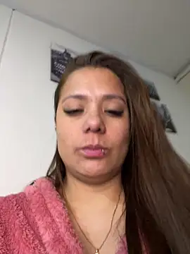 Snapshot of Pretty__Milf chatting on April 15, 2026, 6:19 am Pretty Milf online show from April 15, 2026, 6:19 am