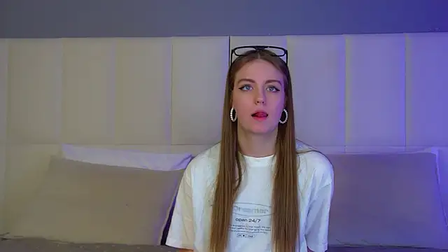 Snapshot of SofiaSarvain chatting on February 24, 2026, 6:31 pm SofiaSarvain online show from February 24, 2026, 6:31 pm