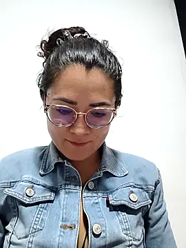 Snapshot of Freyarosse chatting on February 6, 2026, 10:44 am Freyarosse online show from February 6, 2026, 10:44 am