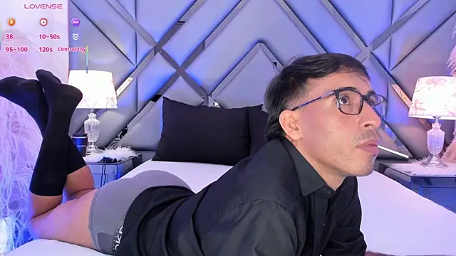 Mr aronnn  online show from February 11, 2026, 3:17 am