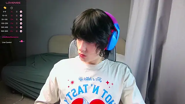 Snapshot of LeonBoykisser chatting on March 5, 2026, 4:03 pm LeonBoykisser online show from March 5, 2026, 4:03 pm