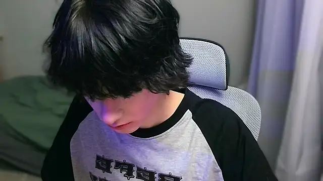 Snapshot of LeonBoykisser chatting on February 3, 2026, 12:21 pm LeonBoykisser online show from February 3, 2026, 12:21 pm