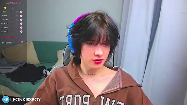 Snapshot of LeonBoykisser chatting on March 26, 2026, 10:02 am LeonBoykisser online show from March 26, 2026, 10:02 am