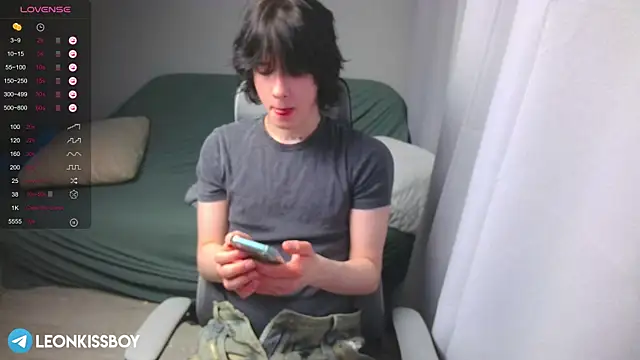 Snapshot of LeonBoykisser chatting on March 16, 2026, 10:08 am LeonBoykisser online show from March 16, 2026, 10:08 am