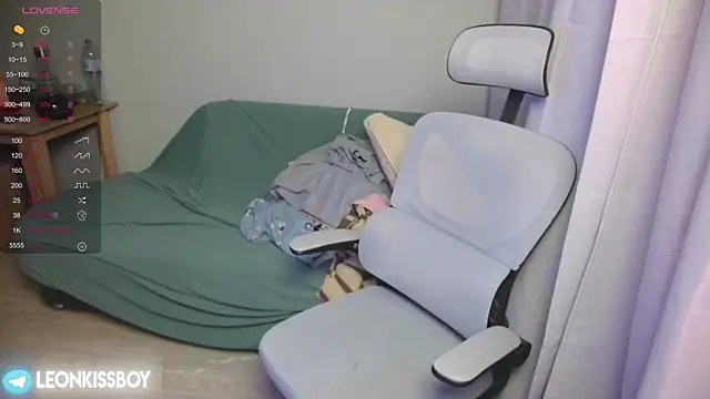 Snapshot of LeonBoykisser chatting on April 6, 2026, 8:32 pm LeonBoykisser online show from April 6, 2026, 8:32 pm