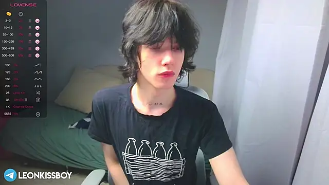 Snapshot of LeonBoykisser chatting on March 18, 2026, 5:25 pm LeonBoykisser online show from March 18, 2026, 5:25 pm