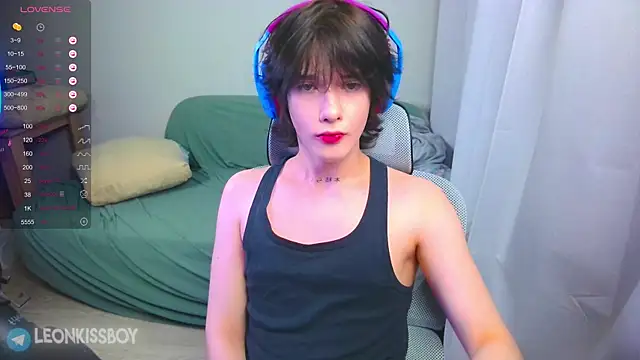 Snapshot of LeonBoykisser chatting on April 4, 2026, 2:45 pm LeonBoykisser online show from April 4, 2026, 2:45 pm