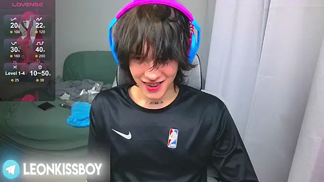 Snapshot of LeonBoykisser chatting on April 16, 2026, 1:34 pm LeonBoykisser online show from April 16, 2026, 1:34 pm