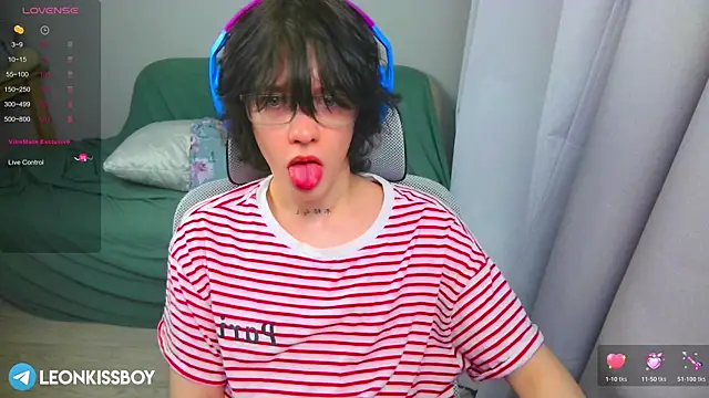 Snapshot of LeonBoykisser chatting on April 2, 2026, 2:57 pm LeonBoykisser online show from April 2, 2026, 2:57 pm