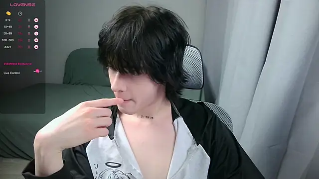 Snapshot of LeonBoykisser chatting on February 19, 2026, 10:40 pm LeonBoykisser online show from February 19, 2026, 10:40 pm