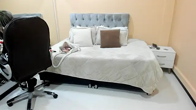 Bela Craxkerr online show from March 15, 2026, 11:50 am