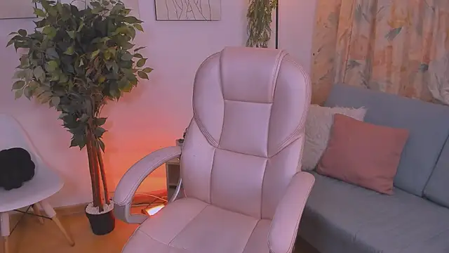 Snapshot of _Lorraine_v chatting on April 5, 2026, 4:02 pm Lorraine v online show from April 5, 2026, 4:02 pm