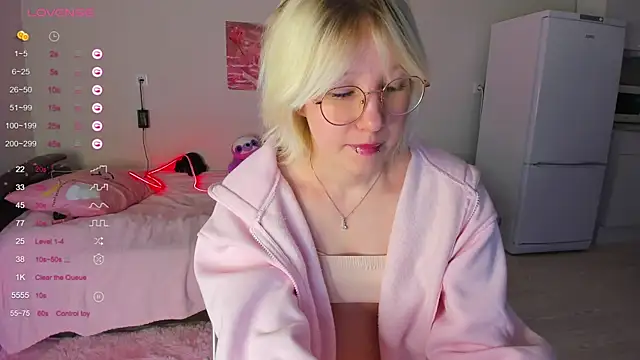 Allettaevee online show from April 23, 2026, 1:34 am