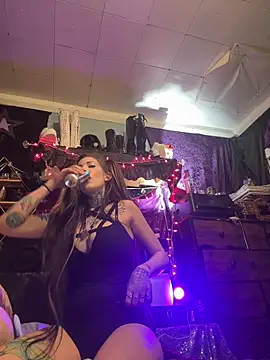 Snapshot of allymoon1369 chatting on April 14, 2026, 9:25 am allymoon1369 online show from April 14, 2026, 9:25 am