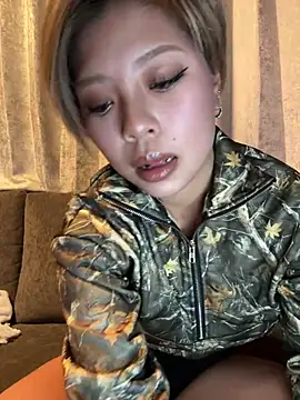 BADBITCHISAKI online show from February 2, 2026, 1:10 pm