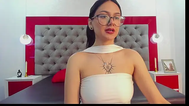 NiccolleHall online show from January 16, 2026, 12:53 pm